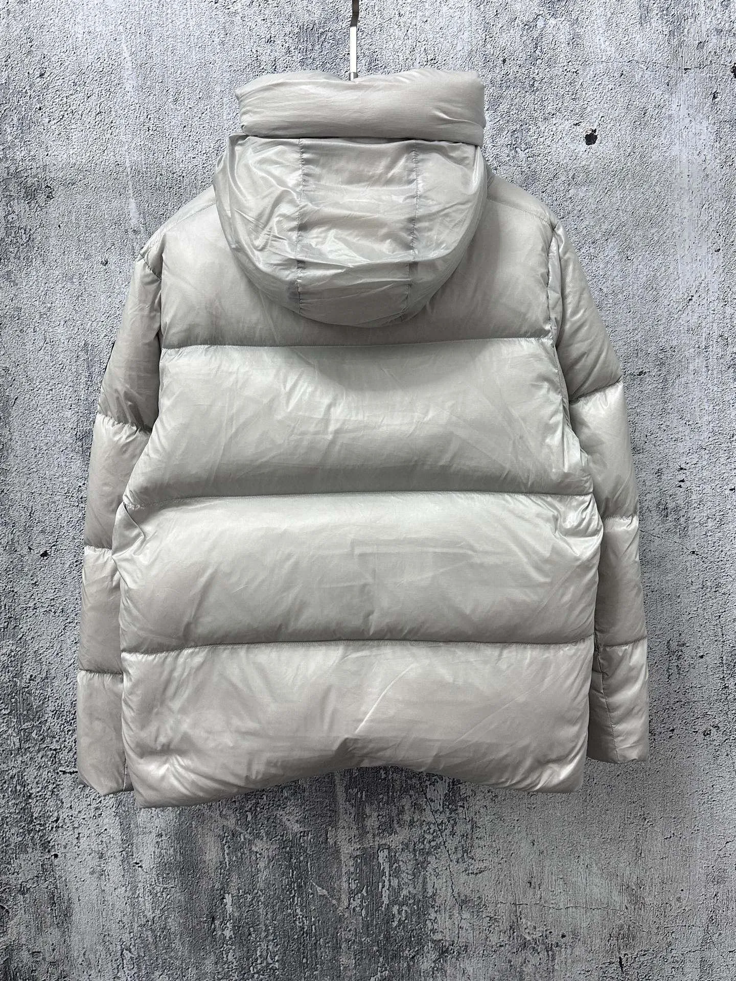 P780 [𝘾𝘼𝙉𝘼𝘿𝘼 𝙂𝙊𝙊𝙎𝙀] Canada Goose's limited new Crofton puff down jacket, top version, ceiling level Crofton soft loaf, 2024 latest style, cold protection effect up to level 4, using recycled Feather-Light tear-resistant fabric, ultra-light, no weight on the upper body at all! The unique black label highlights your temperament‼ ️ Canada Goose, a Canadian brand, has always been recognized as the warmest down jacket. Various Instagram celebrities, Internet celebrities, and celebrities often wear it for street photos. I make Canada Goose every year, but I still can't get rid of my love for it. No matter how cold the days are, there is no need to be afraid, because there is! Filled with 90% white duck down, it is the legendary warmest down jacket and is known as a must-have for Arctic outdoor sports! The most popular down jacket in the world, celebrities are rushing to buy it, it is a must-have!  Size: S~XXL